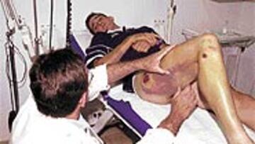 <B>FUERTE HEMATOMA</B>. El doctor Vellando examina la herida de Sevilla.