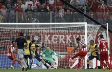 Kostas Mitroglou marca el 3-1. 