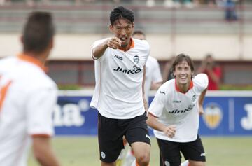 Tras un largo paso por la liga española, en 2015 se marchó del Valencia para jugar en un equipo japonés.