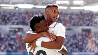 Vinicius y Rodrygo celebran un gol con el Real Madrid.