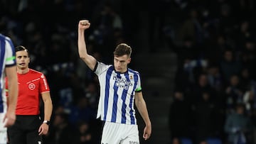 El jugador de la Real Sociedad Luka Sucic celebra su gol al Elche esta temporada en Anoeta.