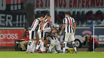 CORDOBA, ARGENTINA - APRIL 20: Diego Valoyes of Talleres celebrates with teammates after scoring the first goal of his team during a match between Talleres and River Plate as part of Copa de la Liga 2022 at Mario Alberto Kempes Stadium on April 20, 2022 in Cordoba, Argentina. (Photo by Hernan Cortez/Getty Images)