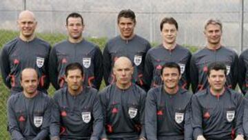 <b>LOS 12 ÁRBITROS. </b>De izq. a dcha. y de arriba a abajo: Henning (Noruega), Vink (Holanda), Rossetti (Italia), Michel (Eslovaquia), Frojfeldt (Suecia), Bussaca (Suiza), Plautz (Austria), De Bleeckere (Bélgica), Webb (Inglaterra), Mejuto (España), Fandel (Alemania) y Vassaras (Grecia).