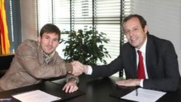 Messi, con Sandro Rosell.