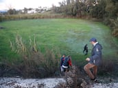 Buscan a dos personas desaparecidas en Alhaurín el Grande (Málaga) tras el temporal, a 28 de diciembre de 2025 en Alhaurín el Grande (Málaga, Andalucía, España).
Dos personas han desaparecido en el municipio malagueño de Alhaurín el Grande tras el temporal que ha afectado desde este sábado y la madrugada de este domingo a la provincia de Málaga. El sistema Emergencias 112 Andalucía ha indicado que ha sido localizada la furgoneta de los dos hombres desaparecidos y que los efectivos se afanan en la búsqueda.
28 DICIEMBRE 2025
Álex Zea / Europa Press
28/12/2025