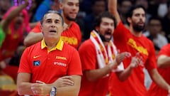 GRAF7497. WUHAN (CHINA), 06/09/2019.- Los jugadores de Espa&ntilde;a, junto a su seleccionador Sergio Scariolo (i), animan a sus compa&ntilde;eros de equipo durante el partido de la segunda fase del Grupo J del Mundial de Baloncesto de China, en el que Es