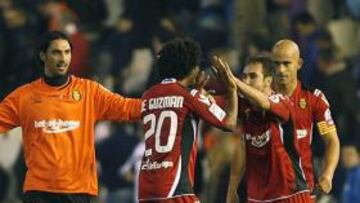 <b>EUFÓRICOS. </b>Los jugadores celebran el triunfo del pasado sábado en Mestalla.