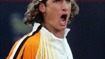 <b>SAQUE.</B> Feliciano se apoyó en su gran saque para dejar fuera del torneo al estadounidense.