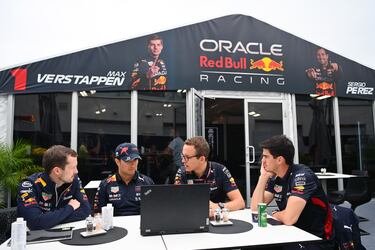 Checo Pérez tendrá cambios en su garaje de Red Bull