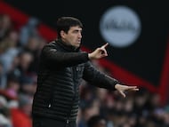 Iraola da indicaciones durante un partido de Premier League contra el Burnley.