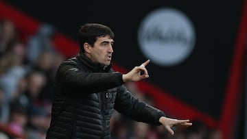 Iraola da indicaciones durante un partido de Premier League contra el Burnley.