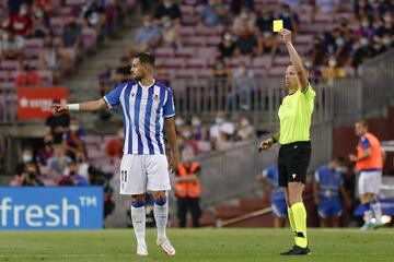 El árbitro Hernández Hernández amonesta a Adnan Januzaj.
