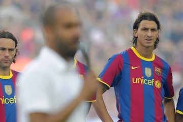 Zlatan Ibrahimovic escucha el discurso de Pep Guardiola antes del Trofeo Joan Gamper contra el Mil&aacute;n en agosto de 2010.