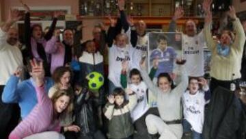 Un grupo de aficionados madridistas, en el bar de Pepe González de la ciudad alemana de Essen.
