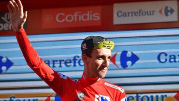 Mitchelton-Scott's British cyclist Simon Philip Yates celebrates on the podium retaining the general rank leader's Red Jersey after the 18th stage of the 73rd edition of "La Vuelta" Tour of Spain cycling race, a 186.1 km flat route from Egea de los Caballeros to Lleida, on September 13, 2018. (Photo by ANDER GILLENEA / AFP)