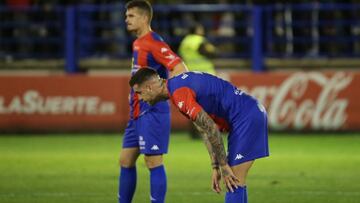 Los jugadores del Extremadura se lamentan.