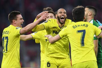 Los jugadores del Villarreal celebran el pase a semifinales de Champions al final del partido.