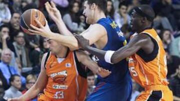 <b>DESEQUILIBRIO. </b>Ni Álvaro Muñoz ni Diouf pueden parar a Perovic.