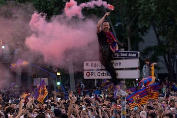Seguidores, jugadores, directiva y cuerpo tcnico celebran el triplete en las calles de la Ciudad Condal.