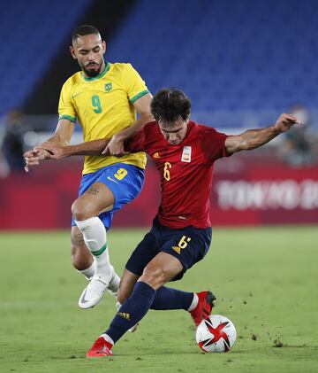 Martín Zubimendi trata de controlar el balón ante Matheus Cunha. 
 



