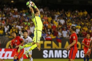 Bajo una fuerte lluvia que obligó a suspender el partido por dos horas, la Roja -sin el suspendido Vidal- derrotó sin problemas a Colombia.