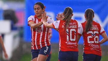 Chivas golea a Cruz Azul, en medio de tormenta