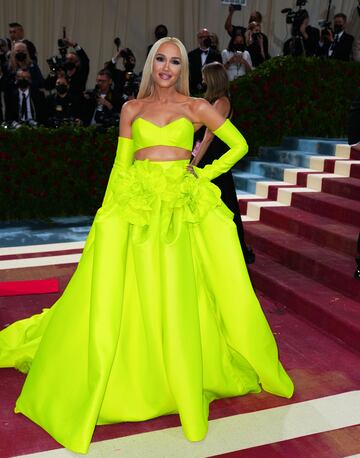 La artista brilló en la alfombra roja con un vestido de dos piezas de Vera Wang en una gala bajo el tema 'En América: una antología de la moda'.