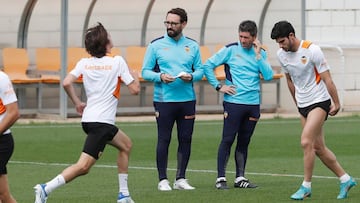 Bordal&aacute;s y Nacho Fern&aacute;ndez observan a Guedes y Bryan.