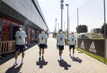 Fabián Ruiz, Gerard, Oyarzabal y Jordi Alba se dirigen a la sesión de entrenamiento del martes 8 de junio en Las Rozas