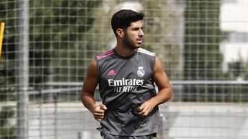 Marco Asensio, trotando sobre el césped de Valdebebas.