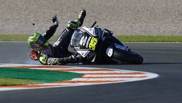 VALENCIA, SPAIN - NOVEMBER 16: Cal Crutchlow of Great Britain and LCR Honda crashed out during the MotoGP Grand Prix Motul de la Comunitat Valenciana on November 16, 2019 in Valencia, Spain. (Photo by Pablo Morano/MB Media/Getty Images)