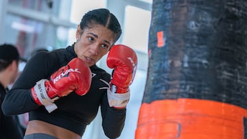 La puertorriqueña Amanda Serrano entrenando para el choque del sábado.