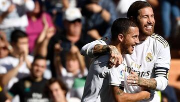 Hazard celebra con Ramos su gol al Granada.
