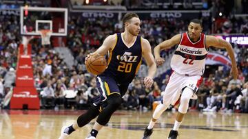 WASHINGTON, DC - FEBRUARY 26: Gordon Hayward #20 of the Utah Jazz dribbles around Otto Porter Jr. #22 of the Washington Wizards in the second half at Verizon Center on February 26, 2017 in Washington, DC. NOTE TO USER: User expressly acknowledges and agrees that, by downloading and or using this photograph, User is consenting to the terms and conditions of the Getty Images License Agreement.   Rob Carr/Getty Images/AFP
 == FOR NEWSPAPERS, INTERNET, TELCOS &amp; TELEVISION USE ONLY ==