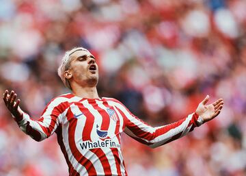 El delantero francés del Atlético de Madrid, Antoine Griezmann, se lamenta tras pegar con el balón en el larguero de la portería del Osasuna.