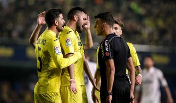 Villareal's defender Victor Ruiz (2L), speaks to the referee Jesus Gil Manzano, during the Spanish League football match Villarreal CF vs Real Madrid at El Madrigal stadium in Vila-real on February 26, 2017