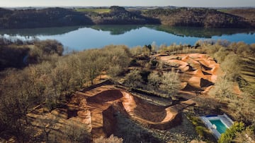 Los slatos de tierra de un bikepark entre Toulouse y Montpellier vistos desde el aire.