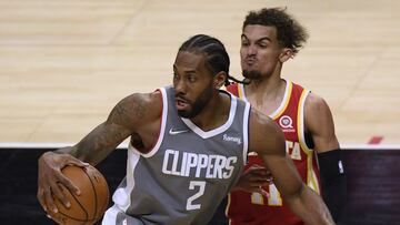 Kawhi Leonard defendido por Trae Young, durante el partido de la NBA que ha enfrentado a Los Angeles Clppers y a Atlanta Hawks.