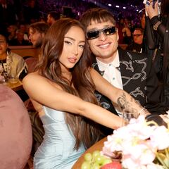 Video: Así fue el momento en el que Peso Pluma fue captado con otra mujer