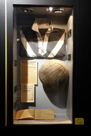 El nombre de Borussia proviene de una cervecería ubicada en Dortmund. Al principio solo se practicaba atletismo y gimnasia.Y no fue hasta el año 1910 cuando la federación alemana lo registró como equipo de fútbol.