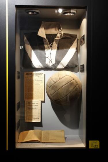 El nombre de Borussia proviene de una cervecería ubicada en Dortmund. Al principio solo se practicaba atletismo y gimnasia.Y no fue hasta el año 1910 cuando la federación alemana lo registró como equipo de fútbol.