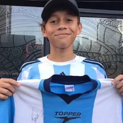 El niño que burló la seguridad para lograr una firma de Messi