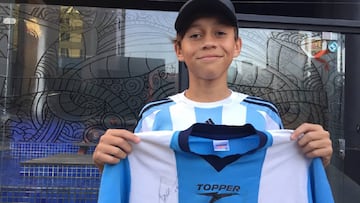 Se llama Tobías, tiene 14 años y hace poco más de uno vive en Brasil. Fue en Belo Horizonte donde superó a los guardias para obtener una firma y un abrazo del '10'.