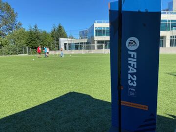Las oficinas de EA Vancouver cuentan con un campo de c&eacute;sped artificial perfecto para la pr&aacute;ctica del f&uacute;tbol.
