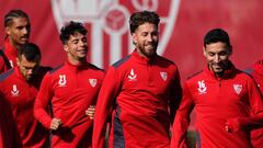 Óliver Torres, Sergio Ramos y Jesús Navas, en el entrenamiento en la ciudad deportiva del Sevilla.