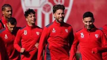 Óliver Torres, Sergio Ramos y Jesús Navas, en el entrenamiento en la ciudad deportiva del Sevilla.