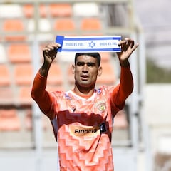 El festejo del goleador de Cobreloa con la bandera de Israel