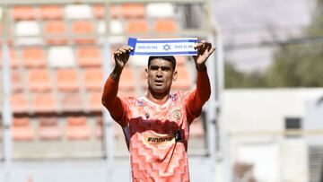 El festejo del goleador de Cobreloa con la bandera de Israel