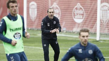 Eloy Jim&eacute;nez anima a los jugadores del Lugo en un entrenamiento previo al duelo con el Huesca.