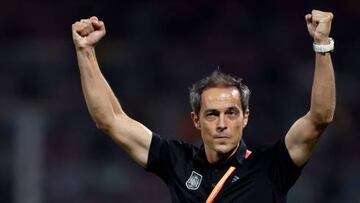 NAVI MUMBAI, INDIA - OCTOBER 30: Kenio Gonzalo, Head Coach of Spain celebrates victory in the FIFA U-17 Women's World Cup 2022 Final match between Colombia and Spain at DY Patil Stadium on October 30, 2022 in Navi Mumbai, India. (Photo by Joern Pollex - FIFA/FIFA via Getty Images)